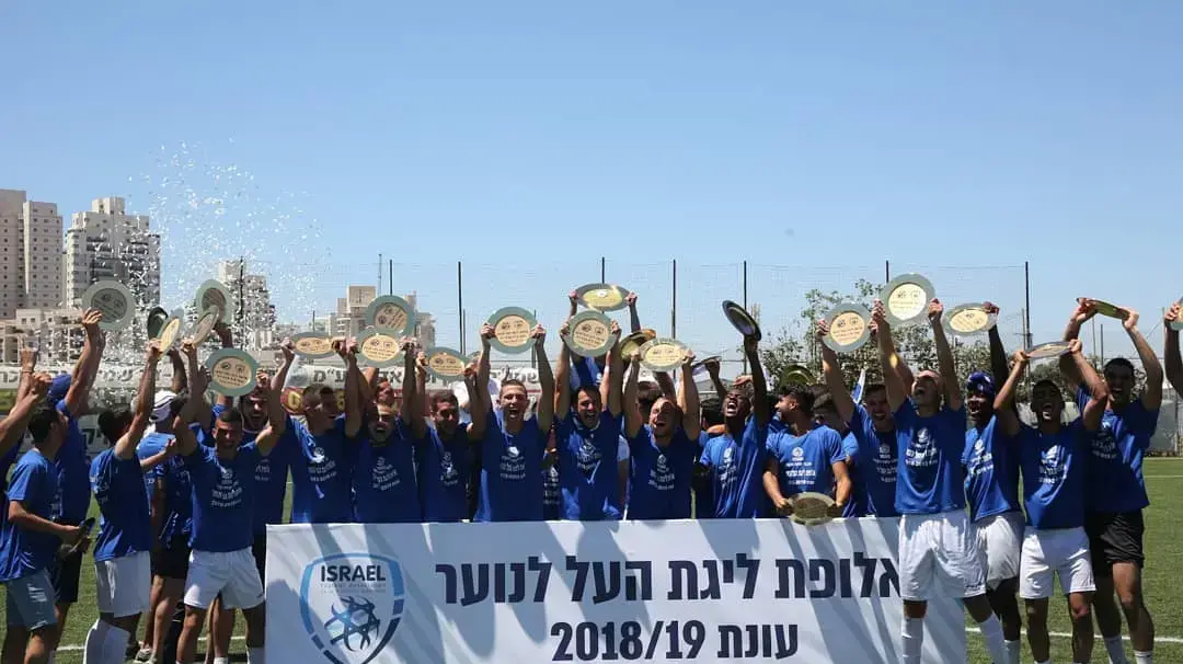 שחקני מחלקת הנוער של מכבי פתח תקוה חוגגים אליפות