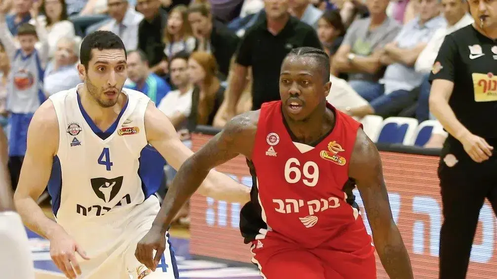 ג'ייקובן בראון שחקן הפועל ירושלים מול כרם משעור שחקן בני הרצליה
