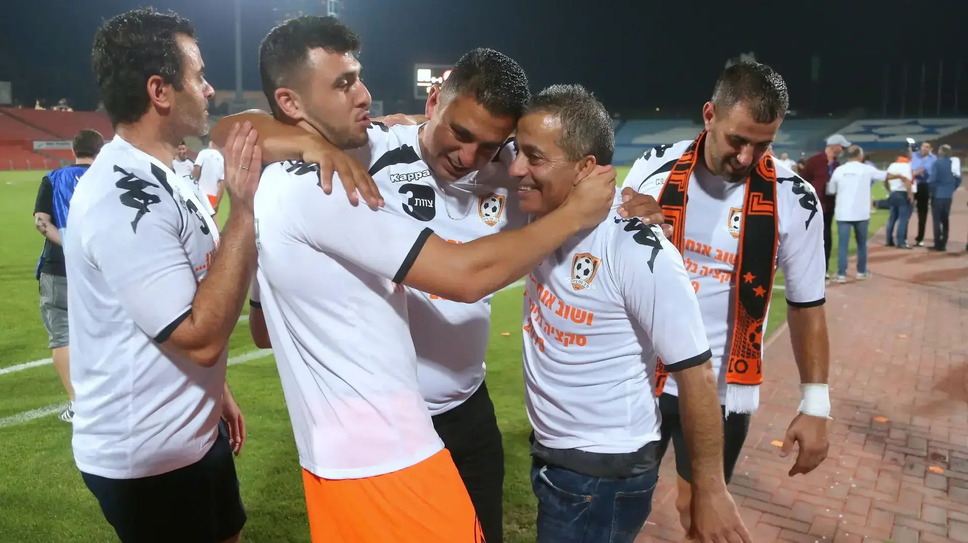 שחקני סקציה נס ציונה חוגגים עם המאמן עופר טסלפפה