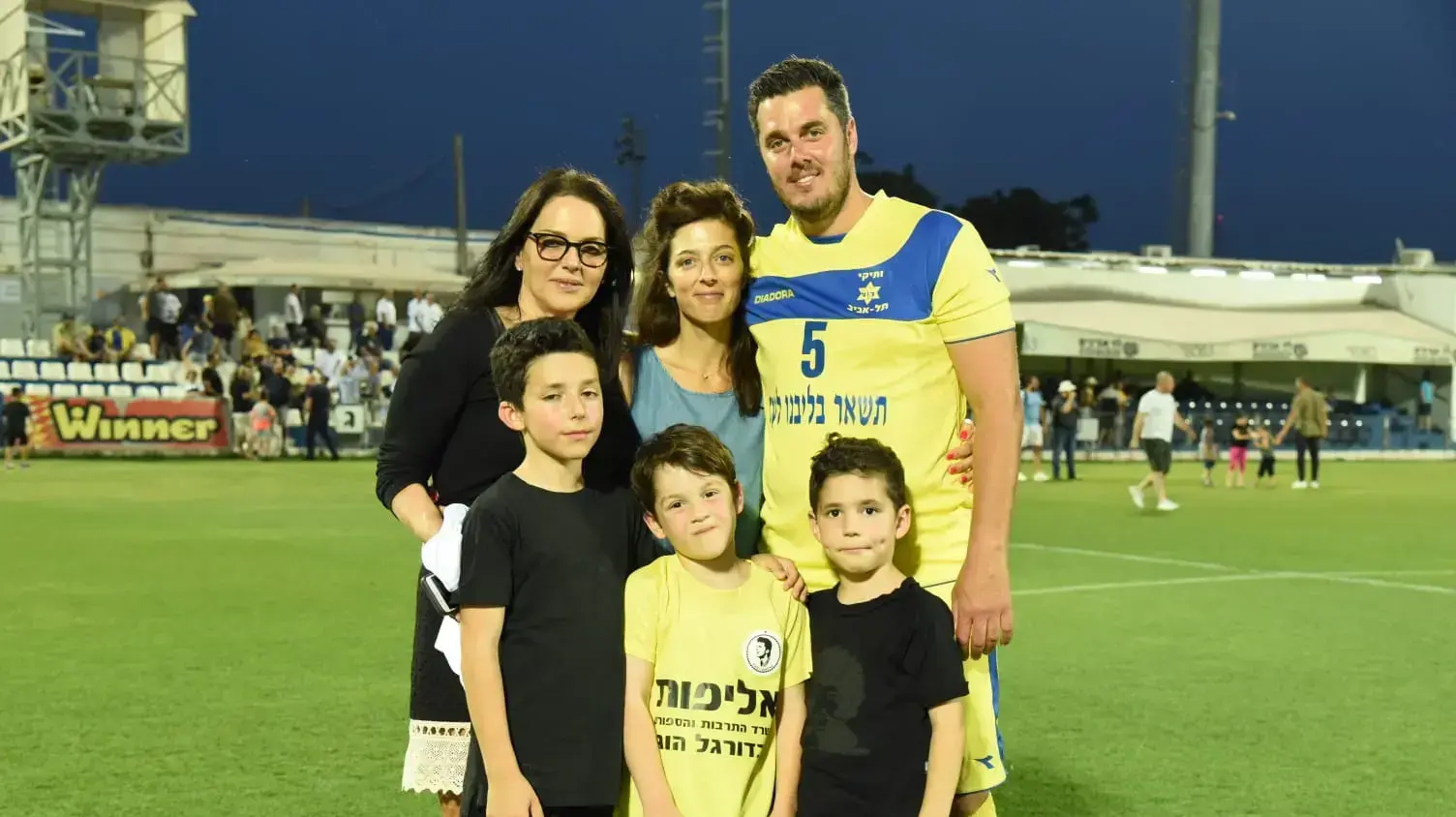 תמיר כהן עם המשפחה ועם דורית כהן, אלמנתו של אבי כהן ז"ל