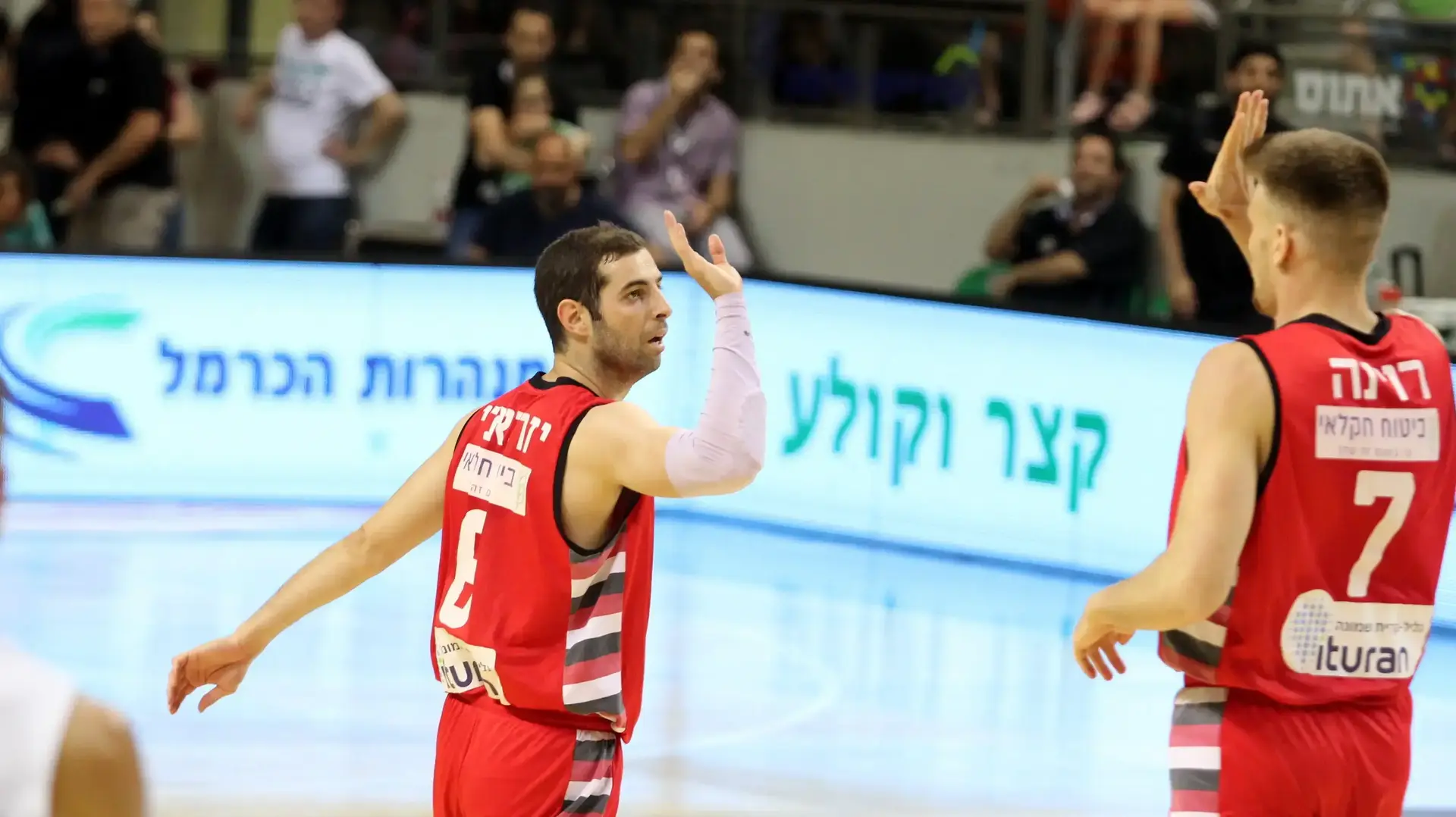 שחקן הפועל גליל עליון גוני יזרעאלי עם מירון רואינה