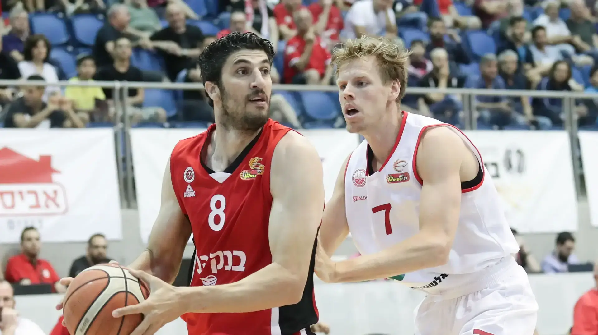 ליאור אליהו שחקן הפועל ירושלים מול ג'ורדן סווינג שחקן הפועל באר שבע