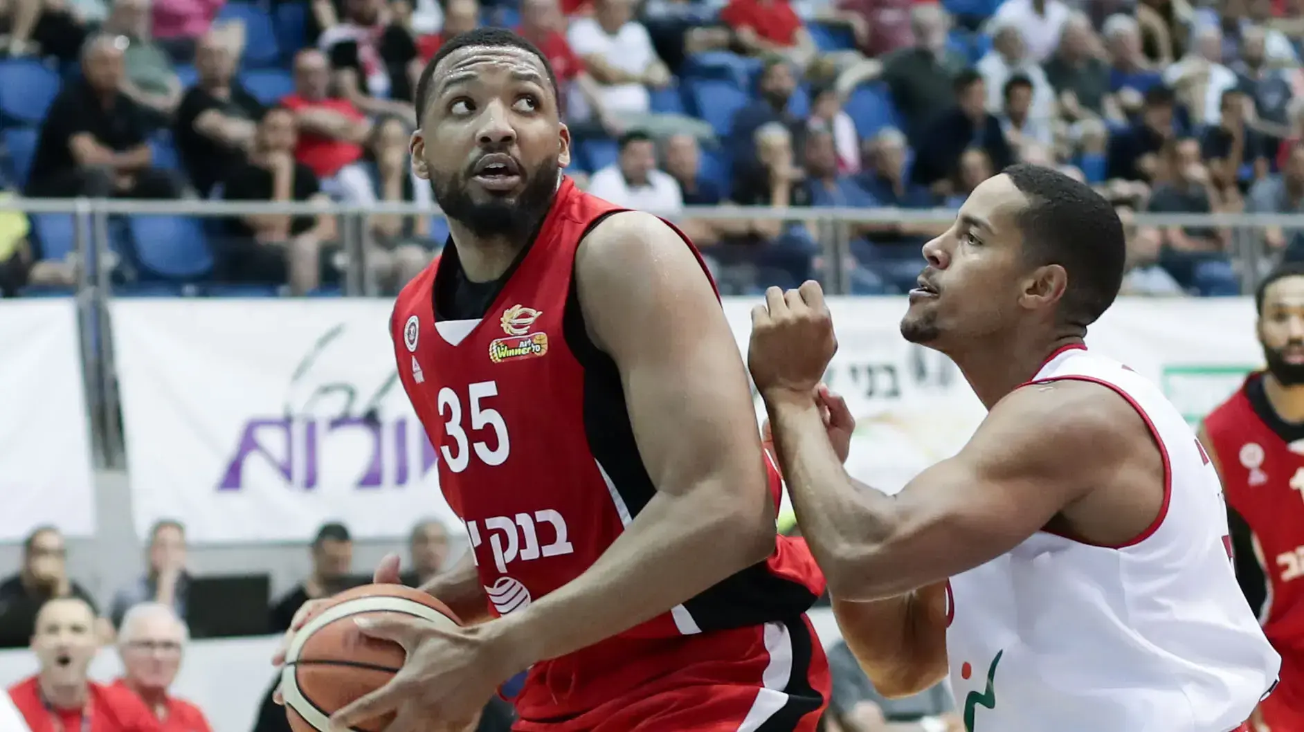 טיישון תומאס שחקן הפועל ירושלים מול חנן קולמן שחקן הפועל באר שבע