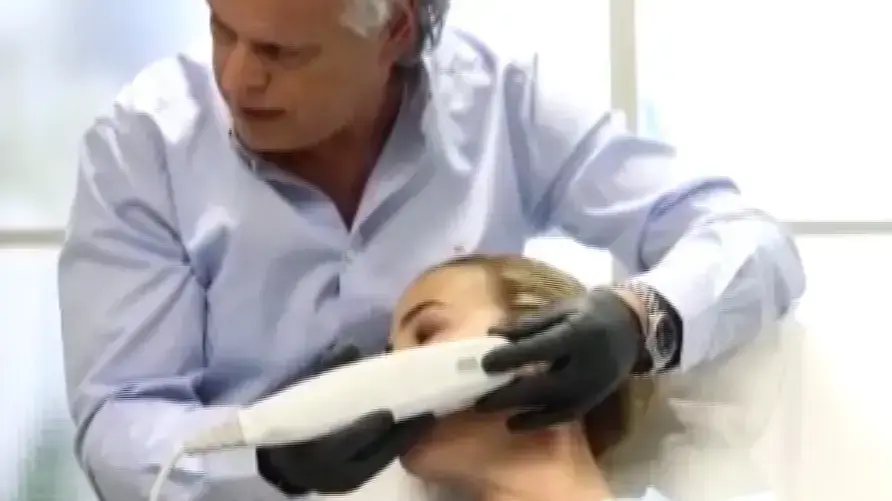 ד"ר עמי איל מבצע טיפול אסתטי בעזרת מכשיר פוטו לייזר M22