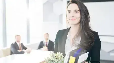 אשה מתפטרת מהעבודה אשה מתפטרת מהעבודה
