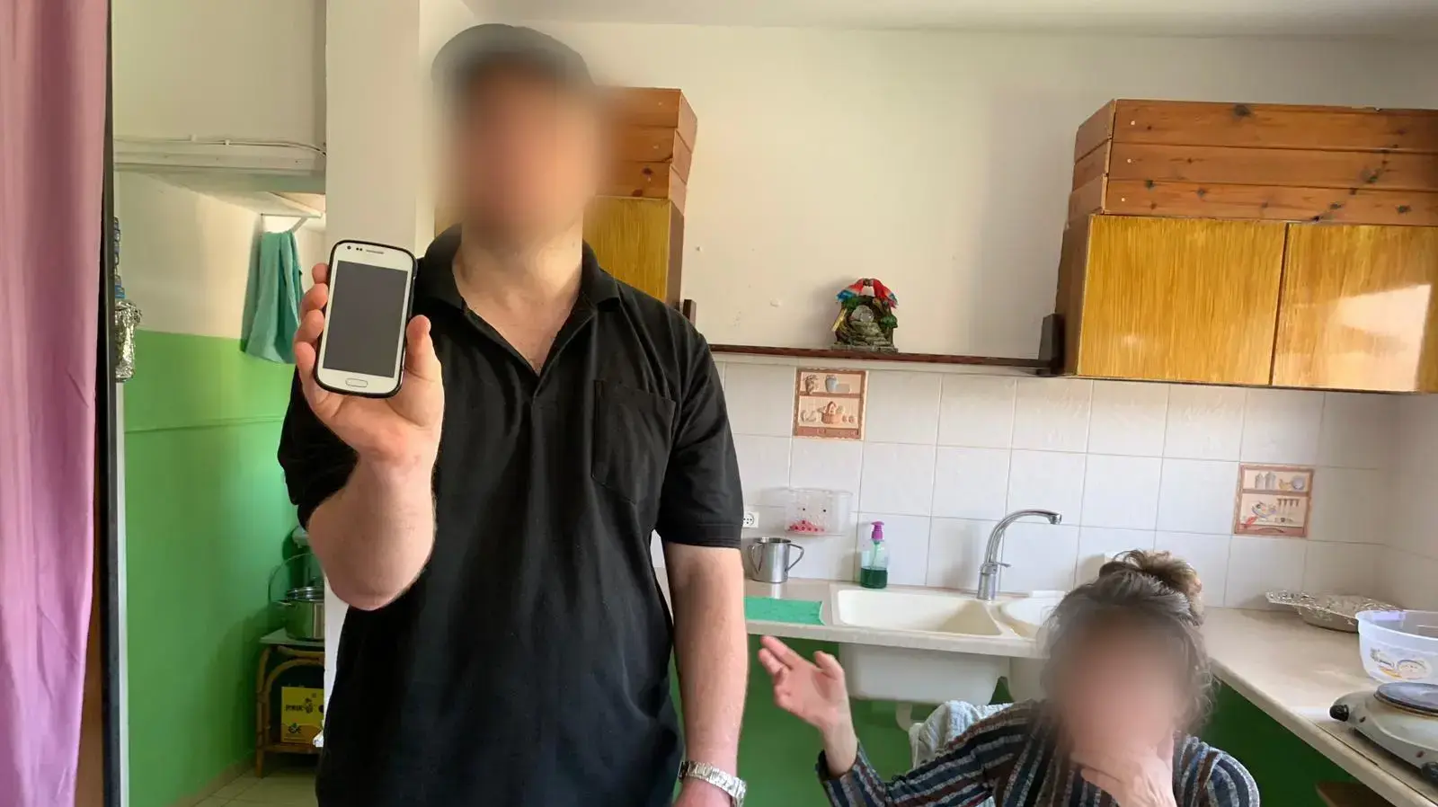 פגוע נפש נכנס לסלקום לתקן מכשיר נייד, וייצא עם נייד חדש שלא רצה לקנות וחוב של אלפי שקלים
