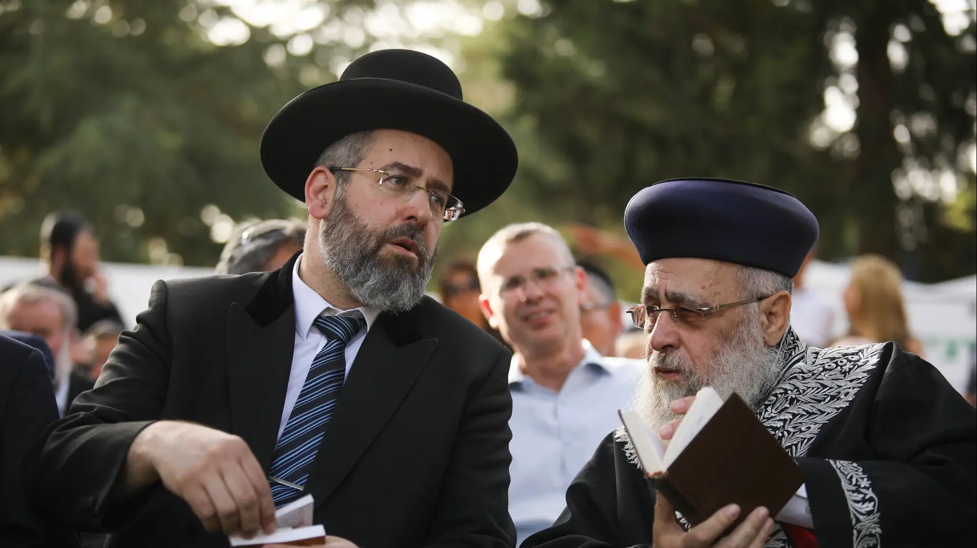הרב הראשי האשכנזי דוד לאו והרב הראשי הספרדי יצחק יוסף בהלווית רעיית הנשיא נחמה ריבלין, 5 ביוני 2019