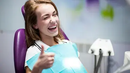 אישה בטיפול אצל רופא שיניים