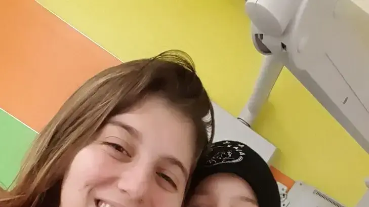 אוראל יצחקוב, מתנדבת בעמותת רחשי לב, עם אסף