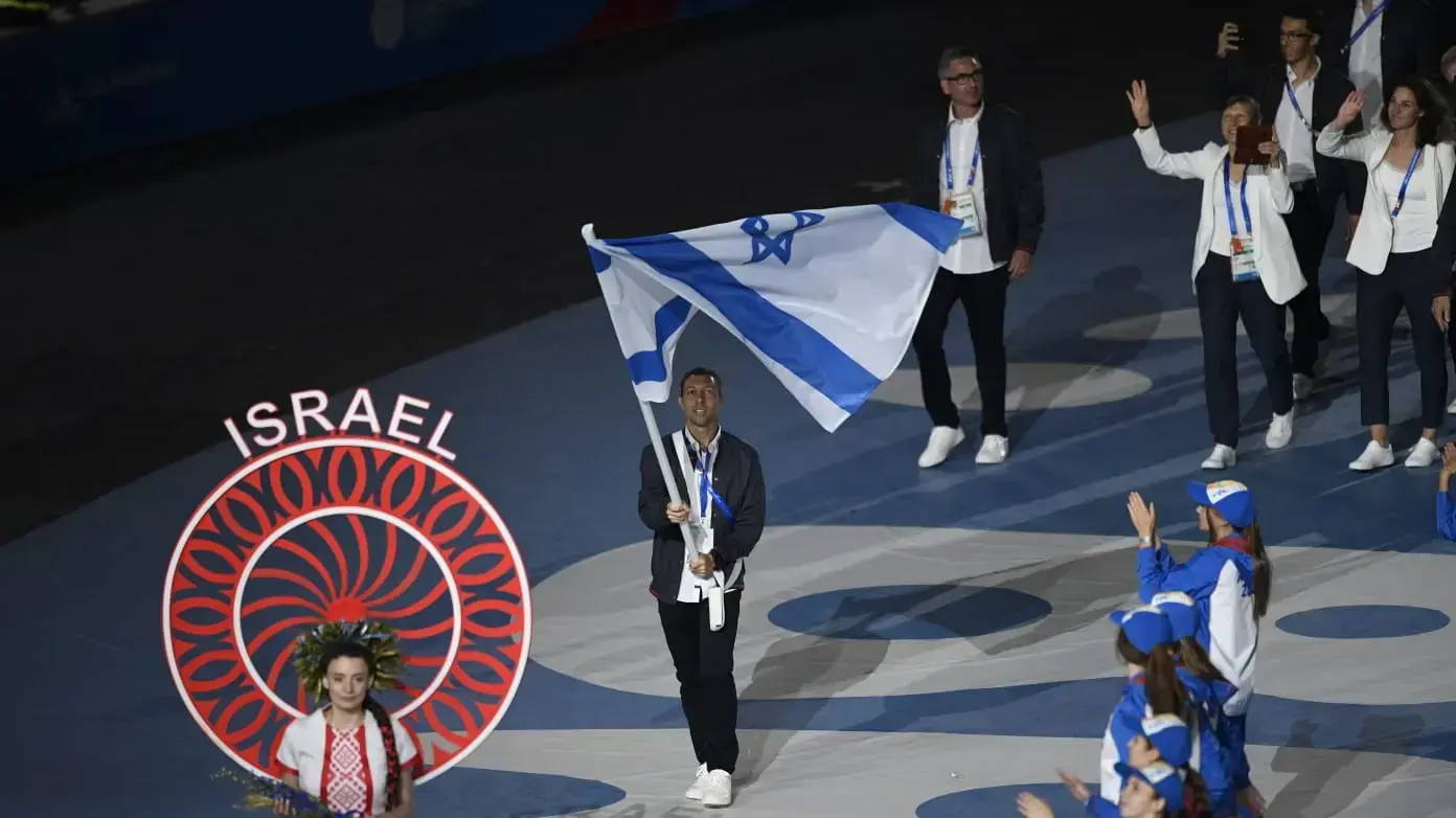 מישה זילברמן נושא את דגל ישראל בפתיחת משחקי אירופה 2019