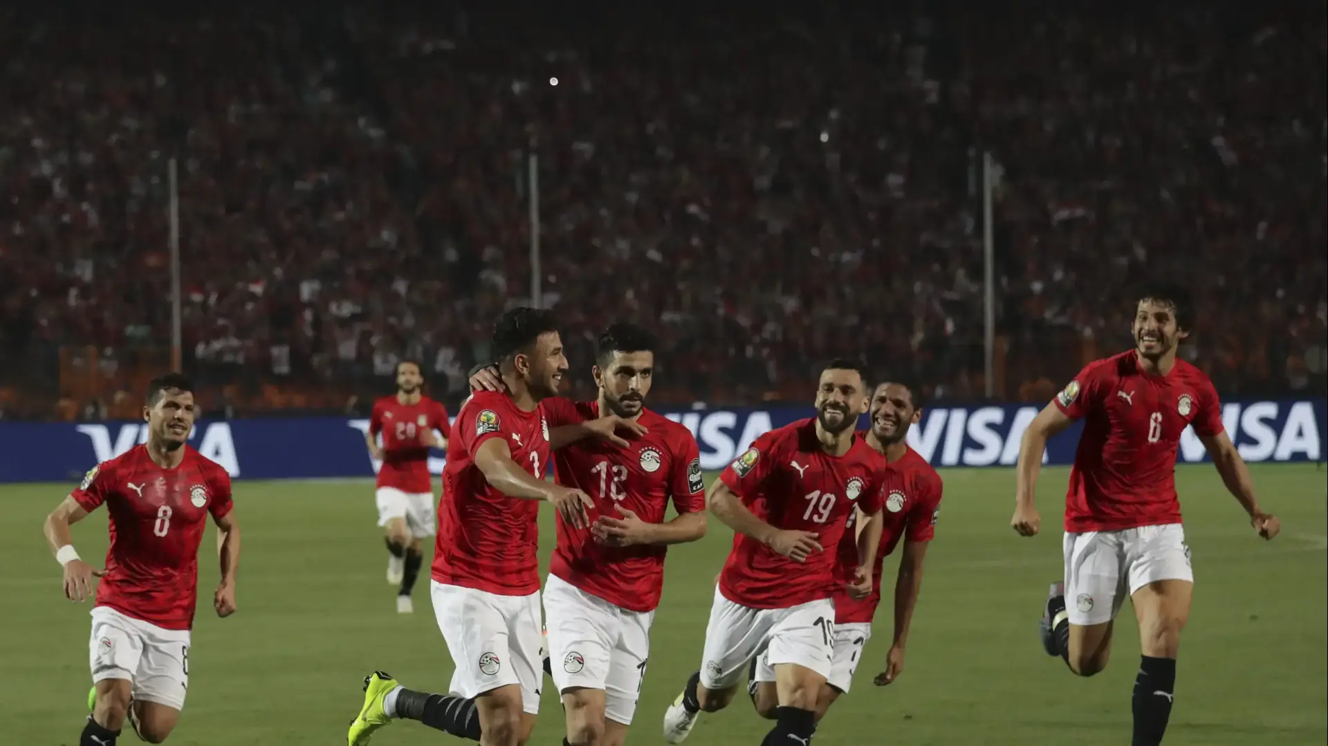 שחקני נבחרת מצרים חוגגים עם מחמוד חסן טרזגה