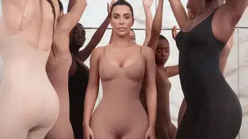 קים קרדשיאן מחטב מחטבים קימונו