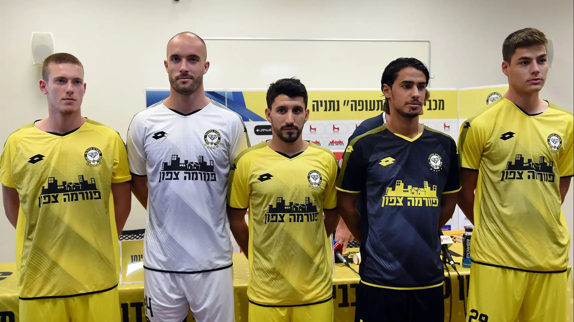 רון אשכנזי (מימין), רועי קהת, אלמוג כהן, רומן גולובארט, יובל שדה שחקניה החדשים של מכבי נתניה