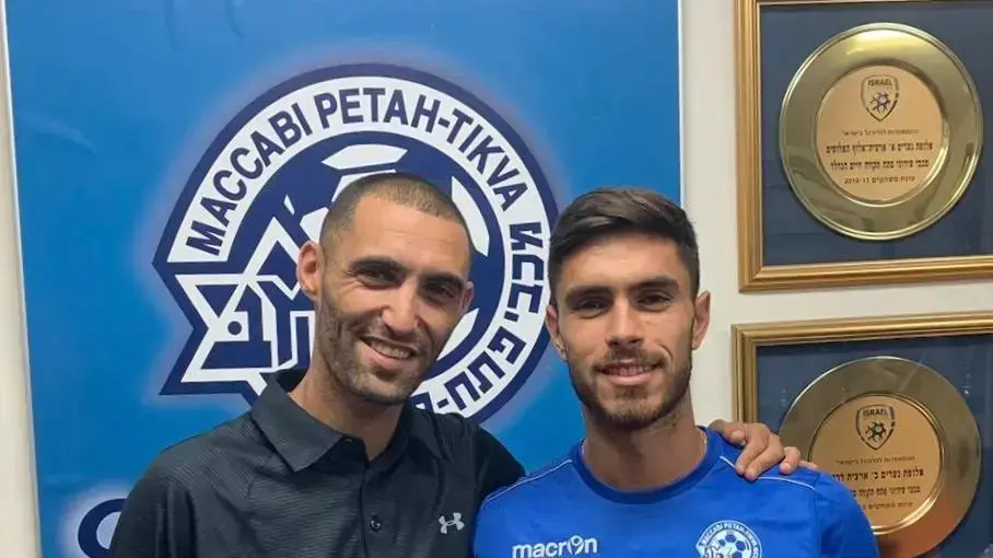 דודי טויטו שחקן מכבי פתח תקוה עם המנהל המקצועי עומר גולן