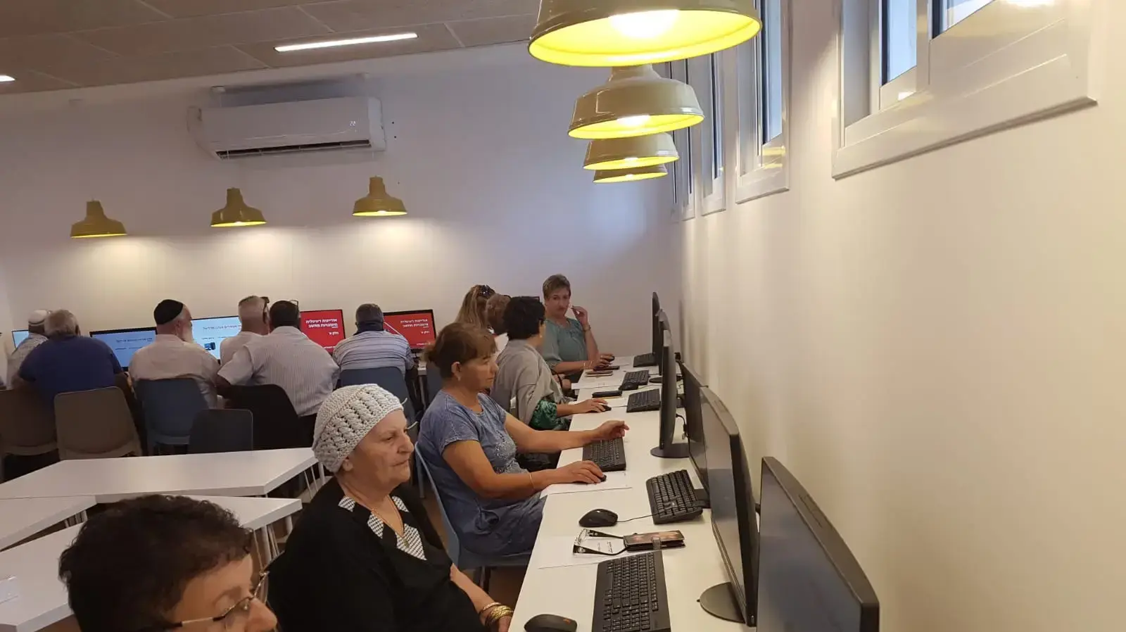 הדרכות לאוריינות דיגיטלית שמקיים בנק הפועלים לאזרחים ותיקים