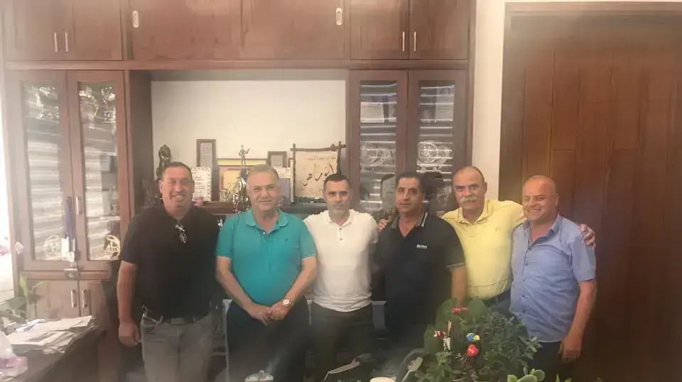 מאמן מכבי אחי נצרת טל בנין עם אנשי ההנהלה