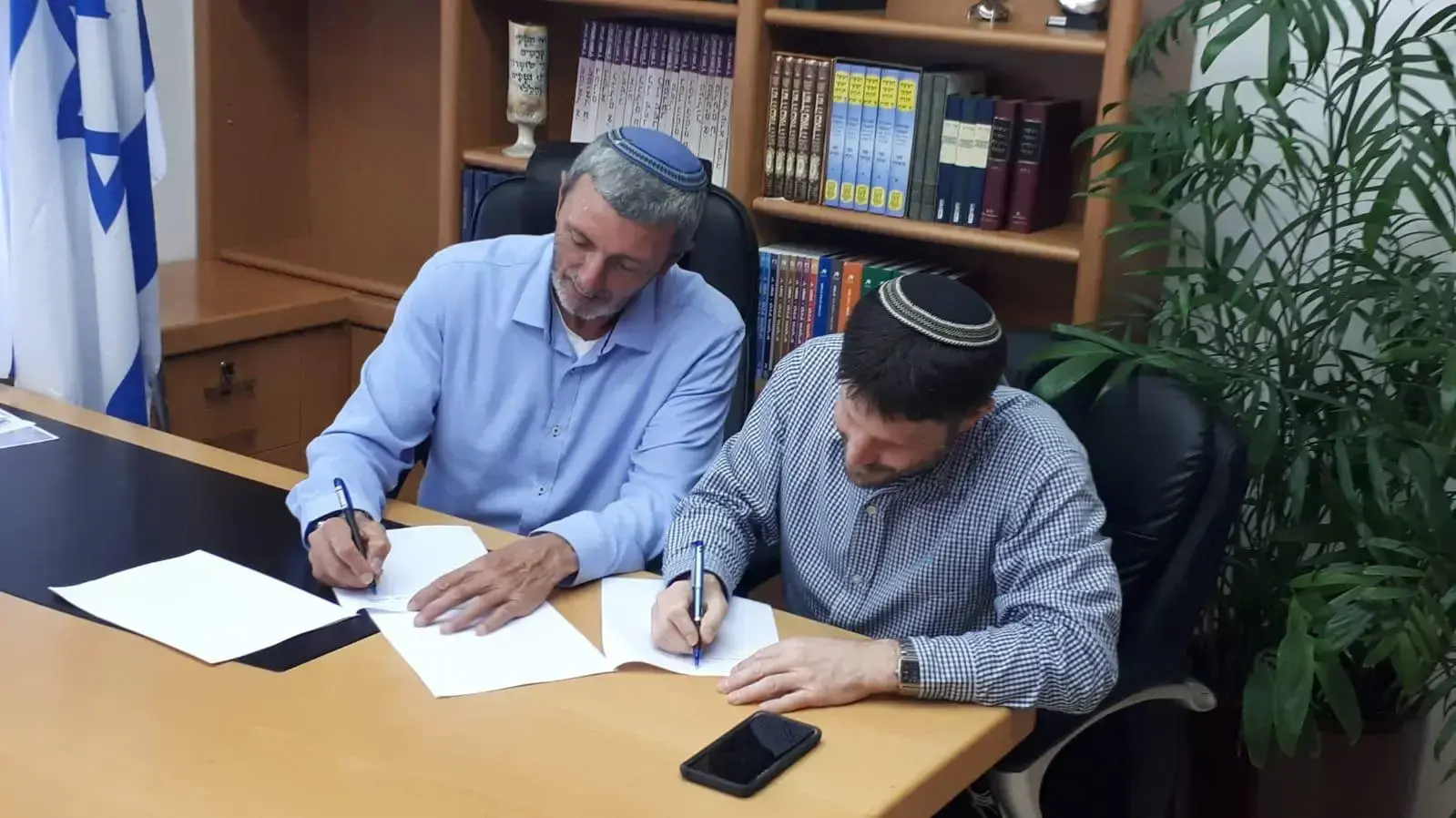 רפי פרץ ובצלאל סמוטריץ' במהלך החיתה על רציה משותפת בבחירות הקרובות