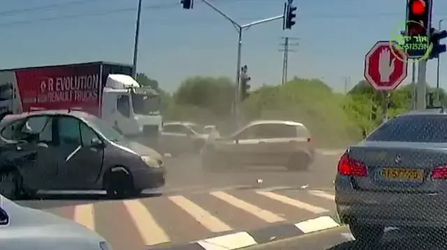 התנגשות בין שני רכבים בצומת פל ים בכביש 4 בעקבות אי ציות לרמזור אדום התנגשות בין שני רכבים בצומת פל ים בכביש 4 בעקבות אי ציות לרמזור אדום