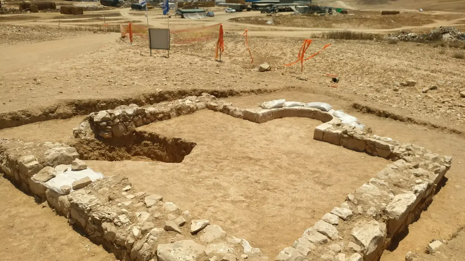 בני נוער חפירה ארכיאולוגית מסגד מהקדומים בעולם נחשף בעיר רהט
