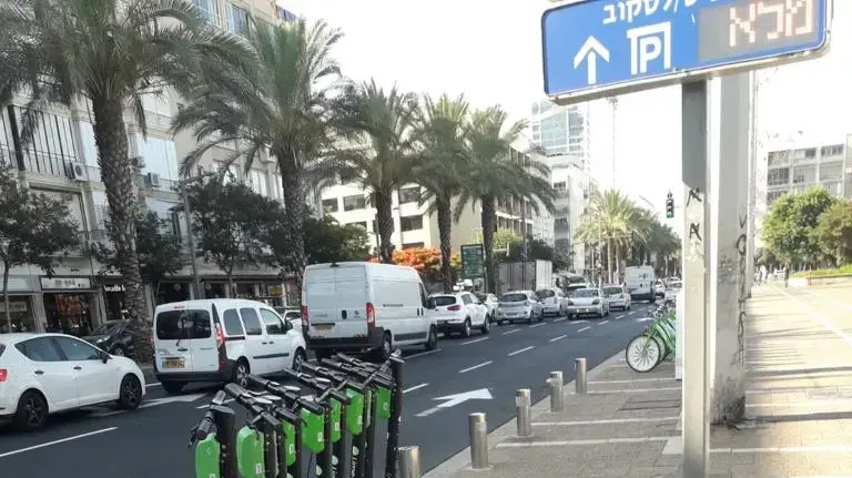תאי חנייה לקורקינטים חשמליים שיתופיים בתל אביב