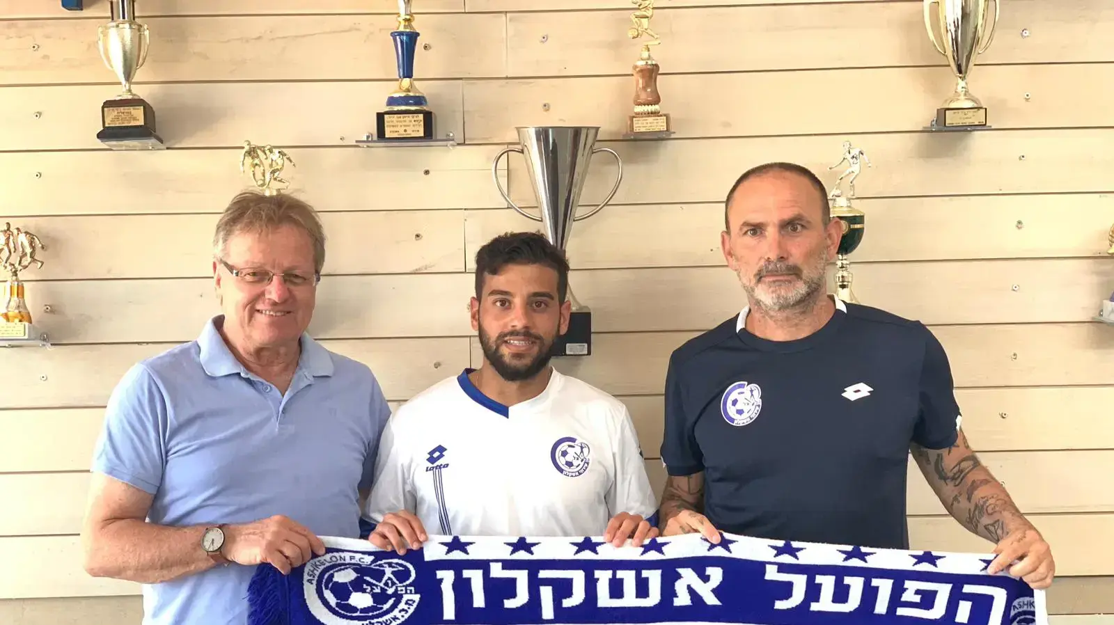 מוטי איוניר מאמן הפועל אשקלון עם הקשר עדי קונסטנטינוס וסוכנו מאיר ריפמן