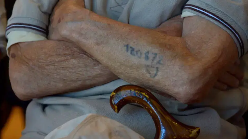 ניצול שואה עם מספר על היד