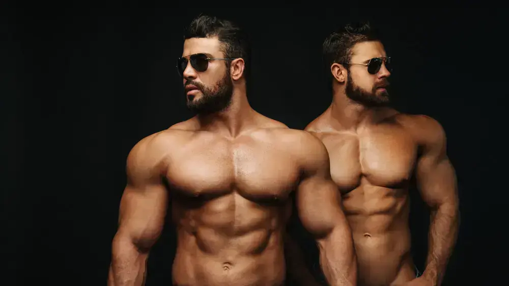 משפקי שמש. גבר ללא חולצה. shutterstock