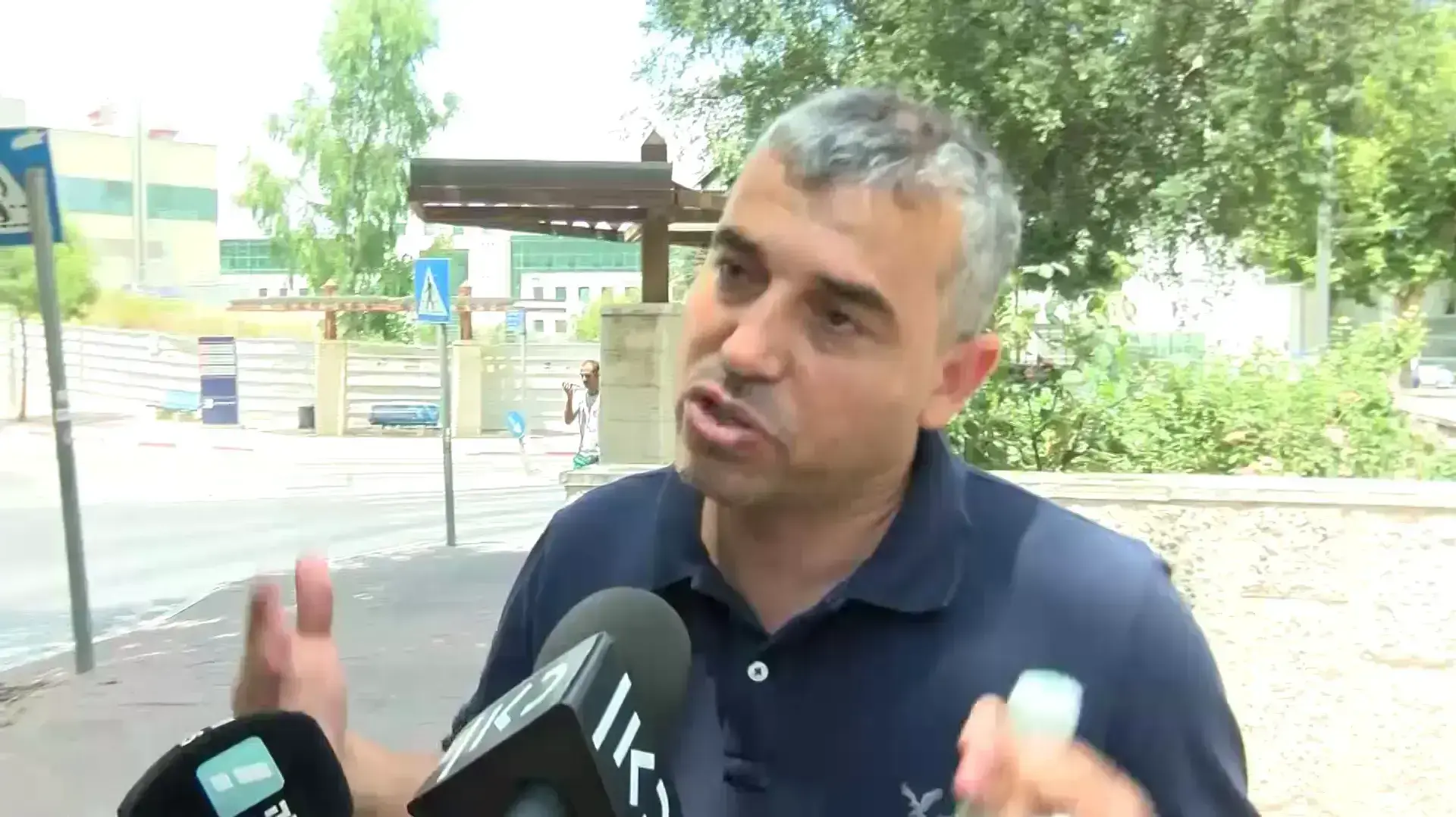 תושב עיסאוויה שבביתו הושתל נשק ע"י המשטרה לצורך צילום הסדרה "מחוז י-ם", הגיש 
תלונה למח"ש על פגיעה בפרטיותו ובשמו הטוב, שימוש בסמכות לרעה ובדיית ראיות