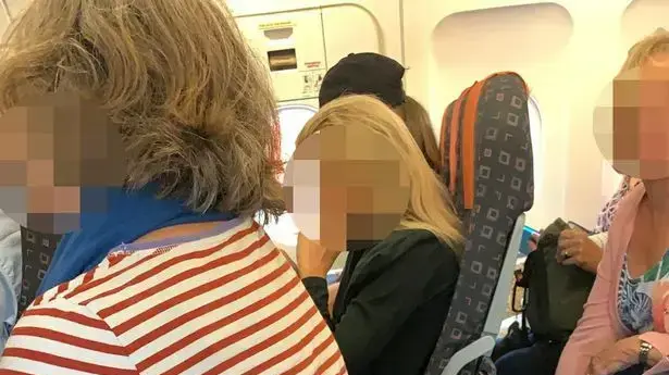 נוסעת בטיסת איזיג'ט בכסא ללא משענת גב