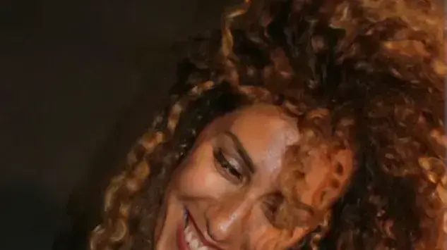 שיער מתולתל ותוספות שיער