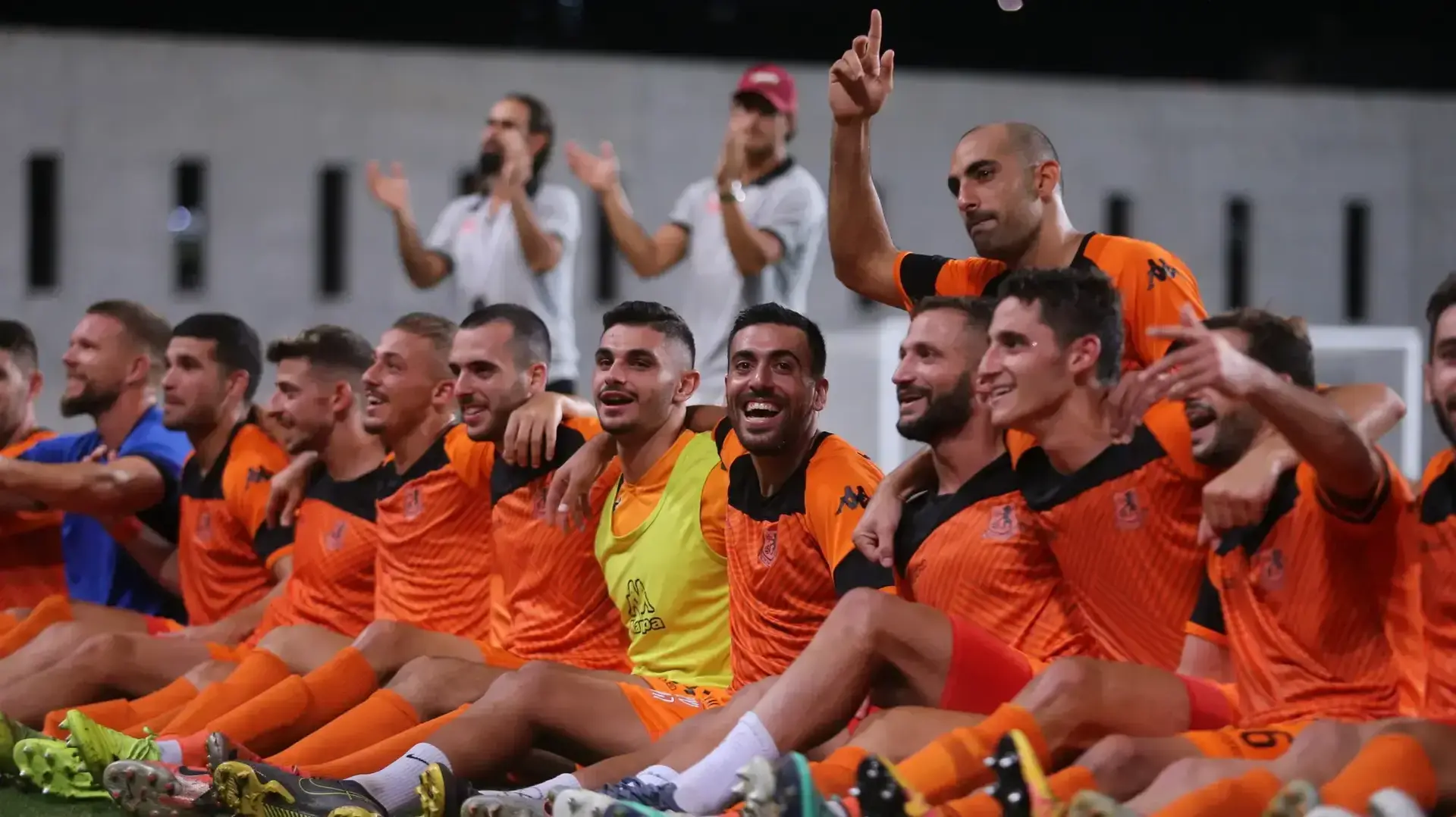 שחקני בני יהודה חוגגים, דן מורי למעלה שחקני בני יהודה חוגגים, דן מורי למעלה