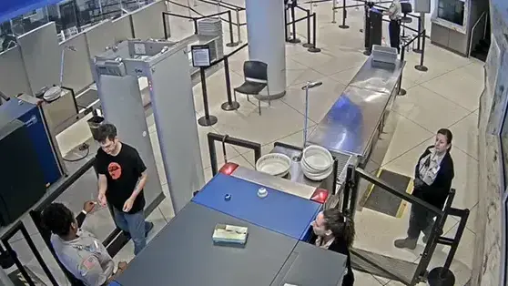 נוסע קיבל פתק מאשת ביטחון בשדה תעופה בניו יורק