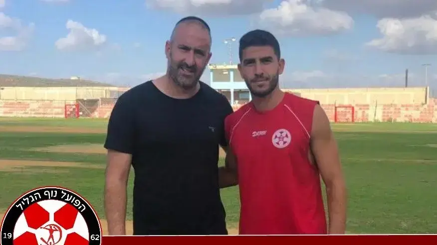 עידן גולן שחקן הפועל נוף הגליל עם מנהל הקבוצה שרון סוויסה