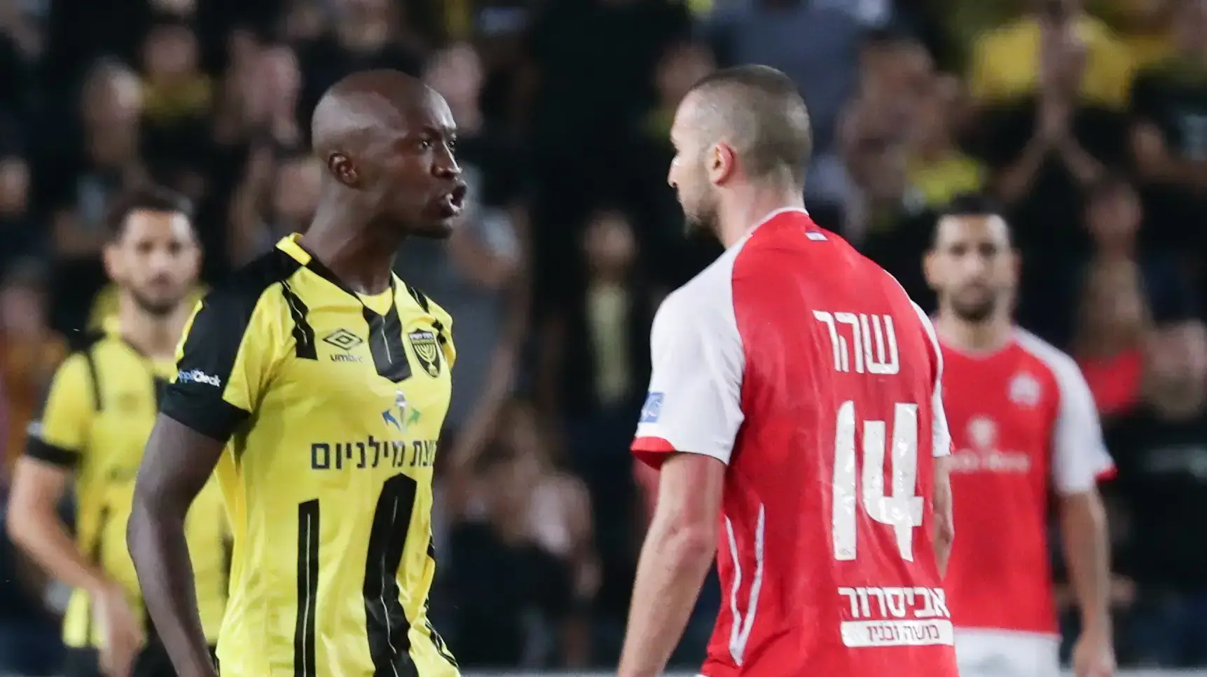 שחקן הפועל באר שבע בן שהר עם שחקן בית"ר ירושלים אנטואן קונטה