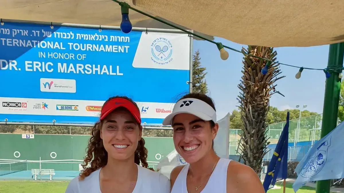 שביט קמחי (מימין) עם מאיה טחן טניסאיות ישראליות