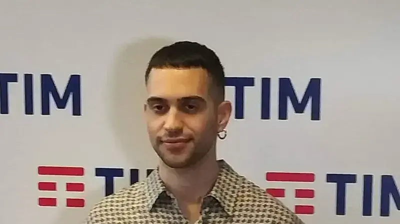 הזמר מחמוד ששר את הלהיט "סולדי"