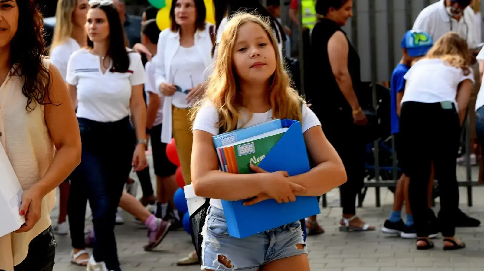 תלמידים מתחילים את שנת הלימודים תש"פ בבית הספר ישגב בתל אביב. 1 בספטמבר 2019. תלמידים מתחילים את שנת הלימודים תש"פ בבית הספר ישגב בתל אביב. 1 בספטמבר 2019.