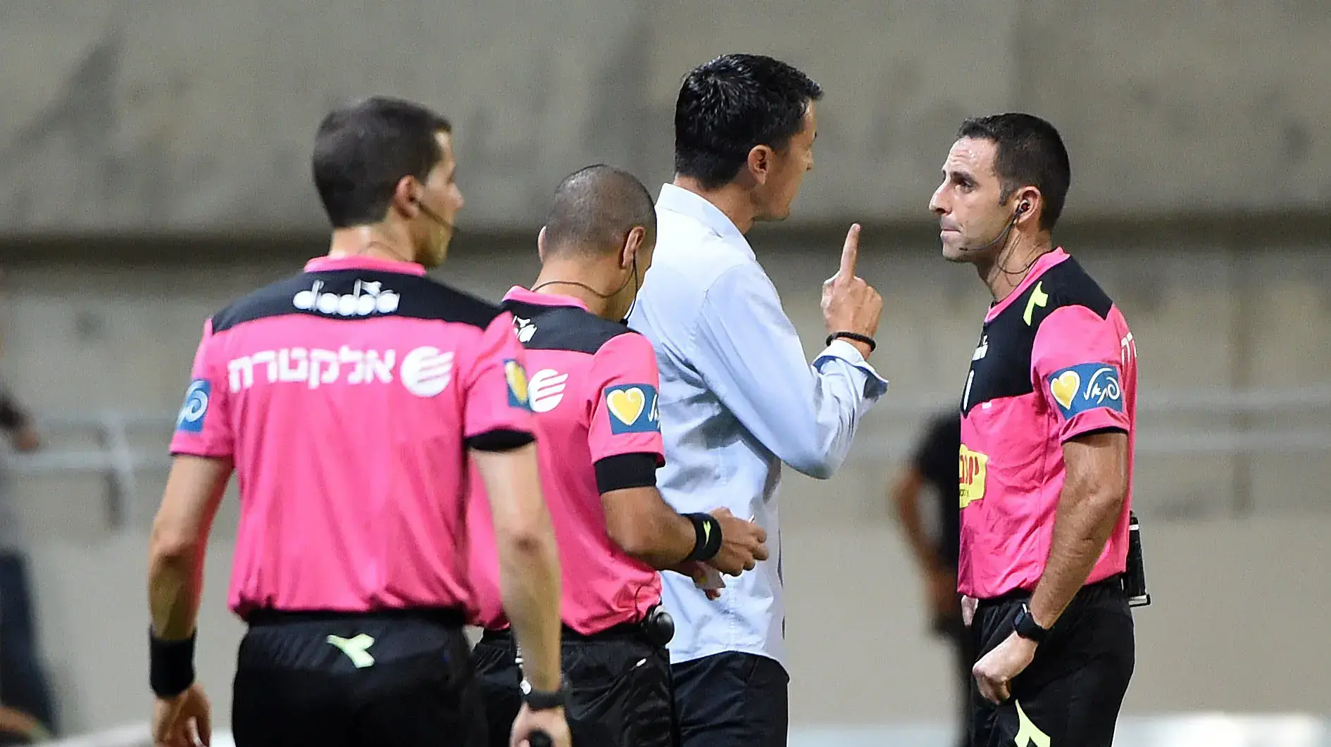 השופט רועי ריינשרייבר עם ולאדן איביץ' מאמן מכבי תל אביב