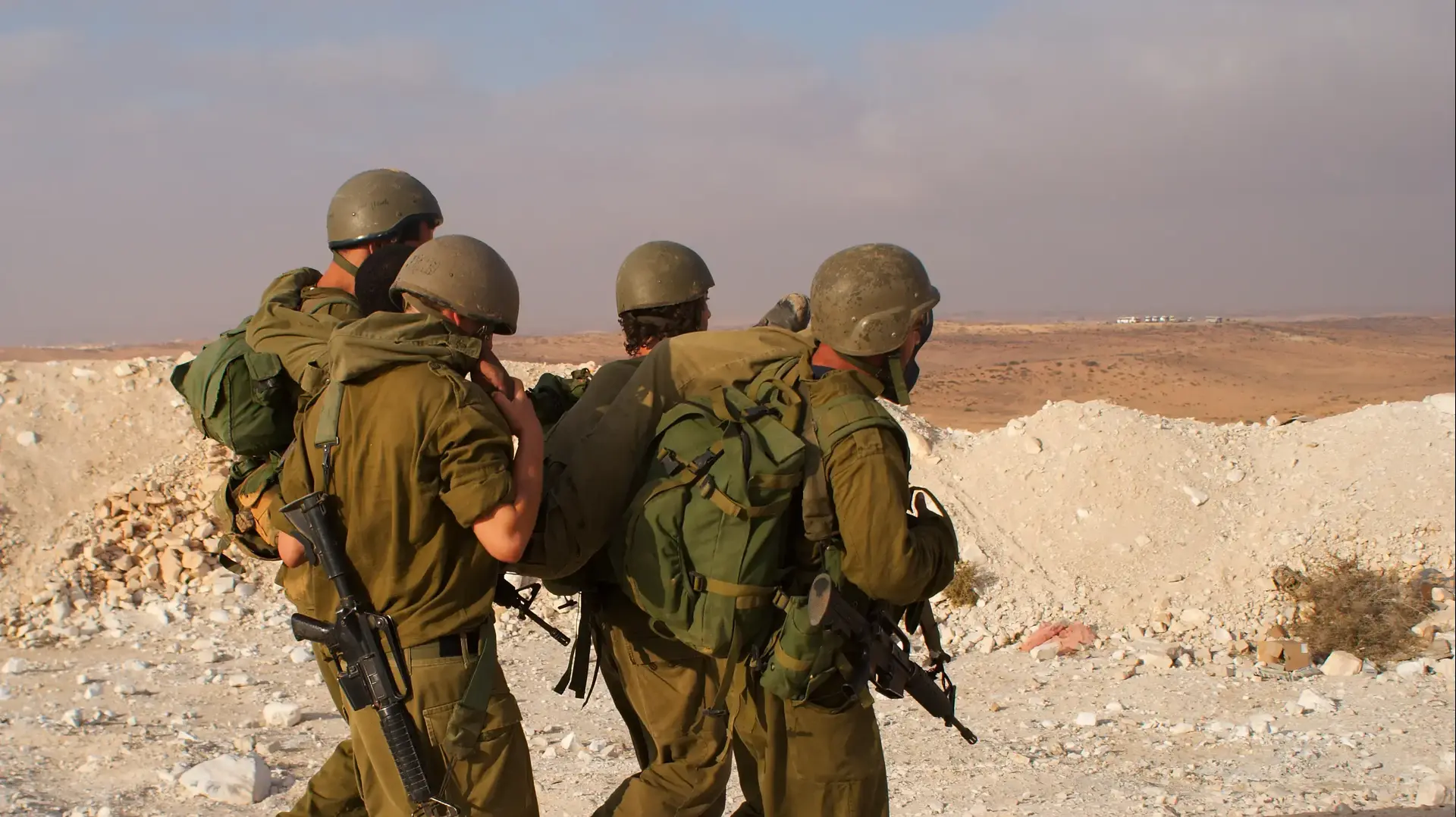 חיילי צה"ל סוחבים חייל פצוע במהלך תרגיל