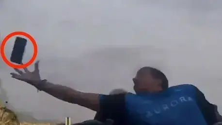 אדם תופס אייפון ברכבת הרים