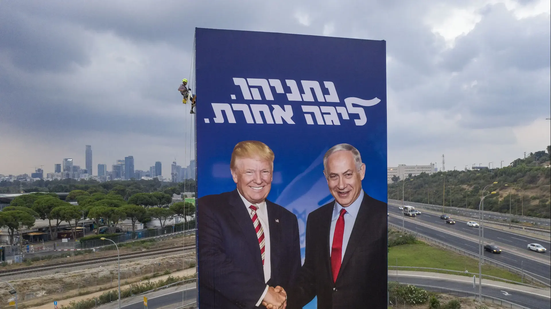 שלט חוצות מחל, נתניהו טראמפ