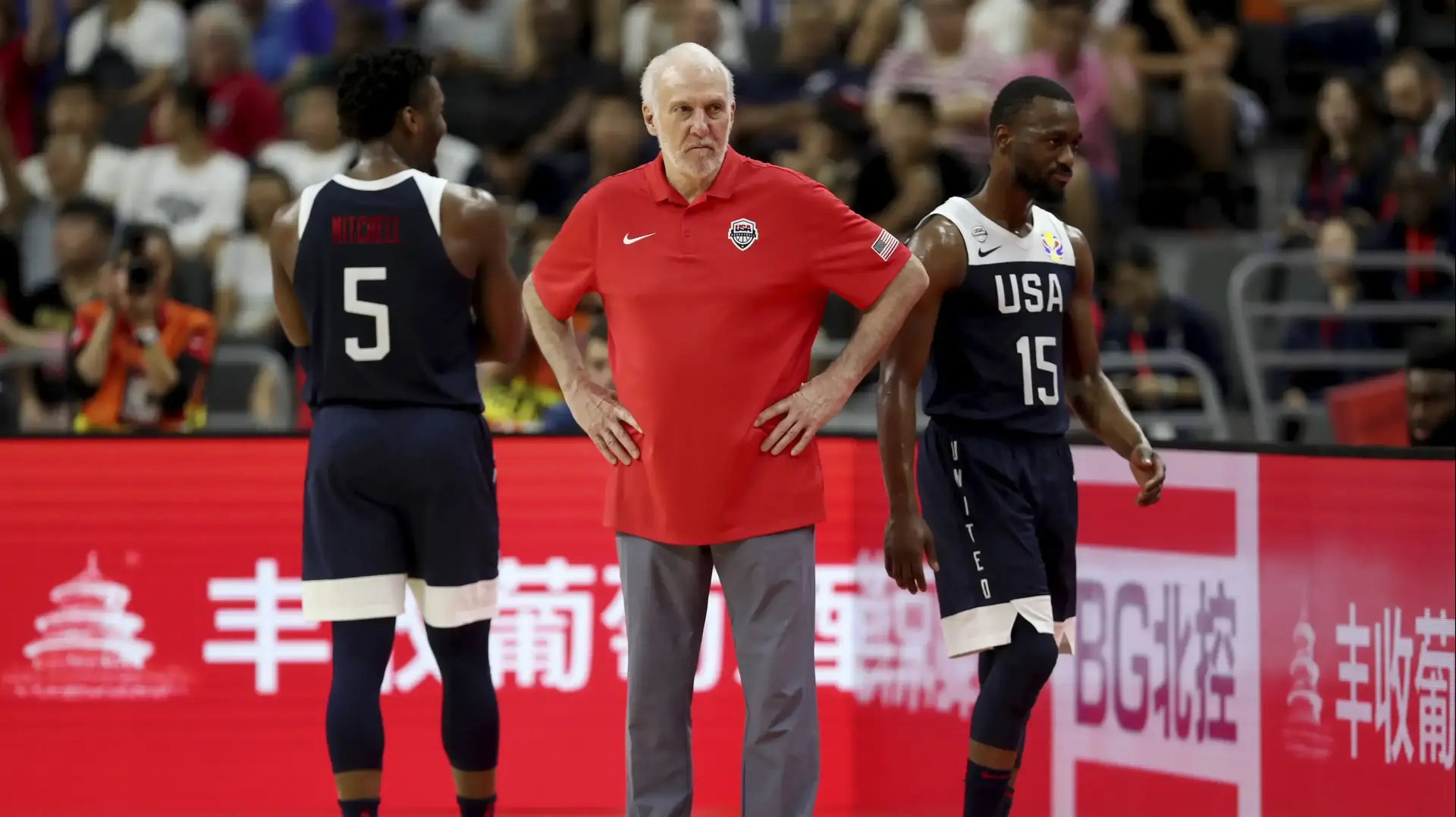 מאמן נבחרת ארצות הברית גרג פופוביץ' עם דונובן מיטשל, קמבה ווקר מאמן נבחרת ארצות הברית גרג פופוביץ' עם דונובן מיטשל, קמבה ווקר