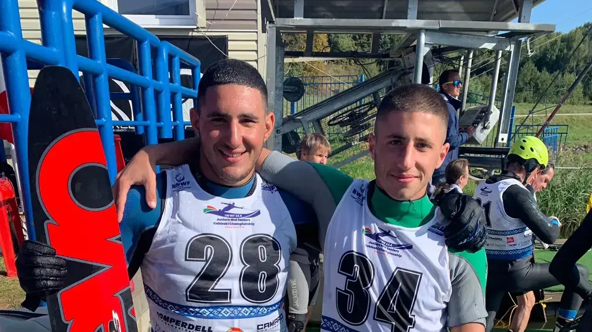 רועי אשר (משמאל) עם אחיו יובל אשר רועי אשר (משמאל) עם אחיו יובל אשר