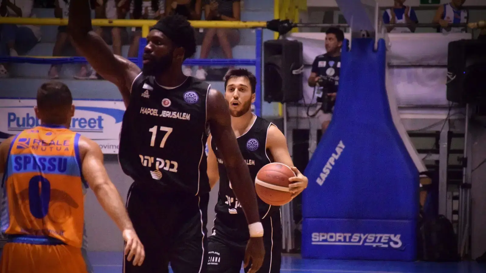 תמיר בלאט שחקן הפועל ירושלים עם סולימאן בריימו