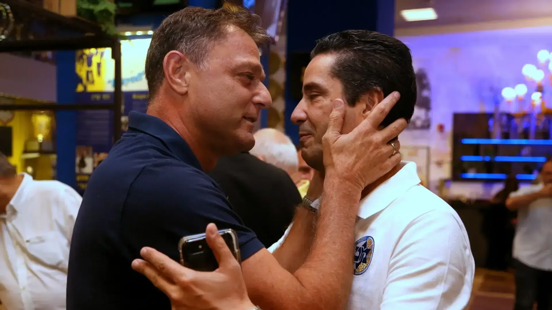 יאניס ספרופולוס מאמן מכבי תל אביב עם המנכ"ל היוצא אלי דריקס