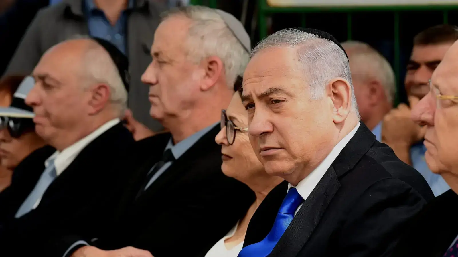ראובן רובי ריבלין ובנימין נתניהו מחזיקים ידיים באזכרה לנשיא התשיעי של ישראל, שמעון פרס, הר הרצל ירושלים, 19 בספטמבר 2019