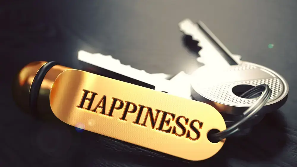 מחזיק מפתחות שכתוב עליו HAPPINESS. אושר