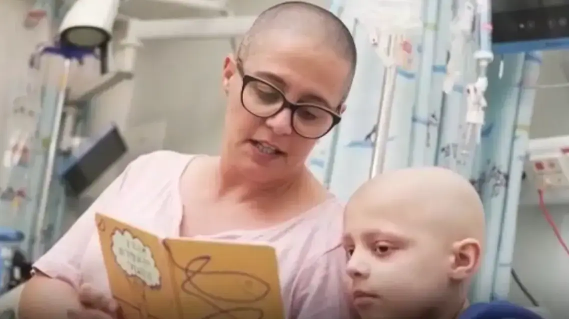 אורי גמליאלי ואמו מחכים לדגימת תרומת מח עצם מעמותת עזר מציון אורי גמליאלי ואמו מחכים לדגימת תרומת מח עצם מעמותת עזר מציון