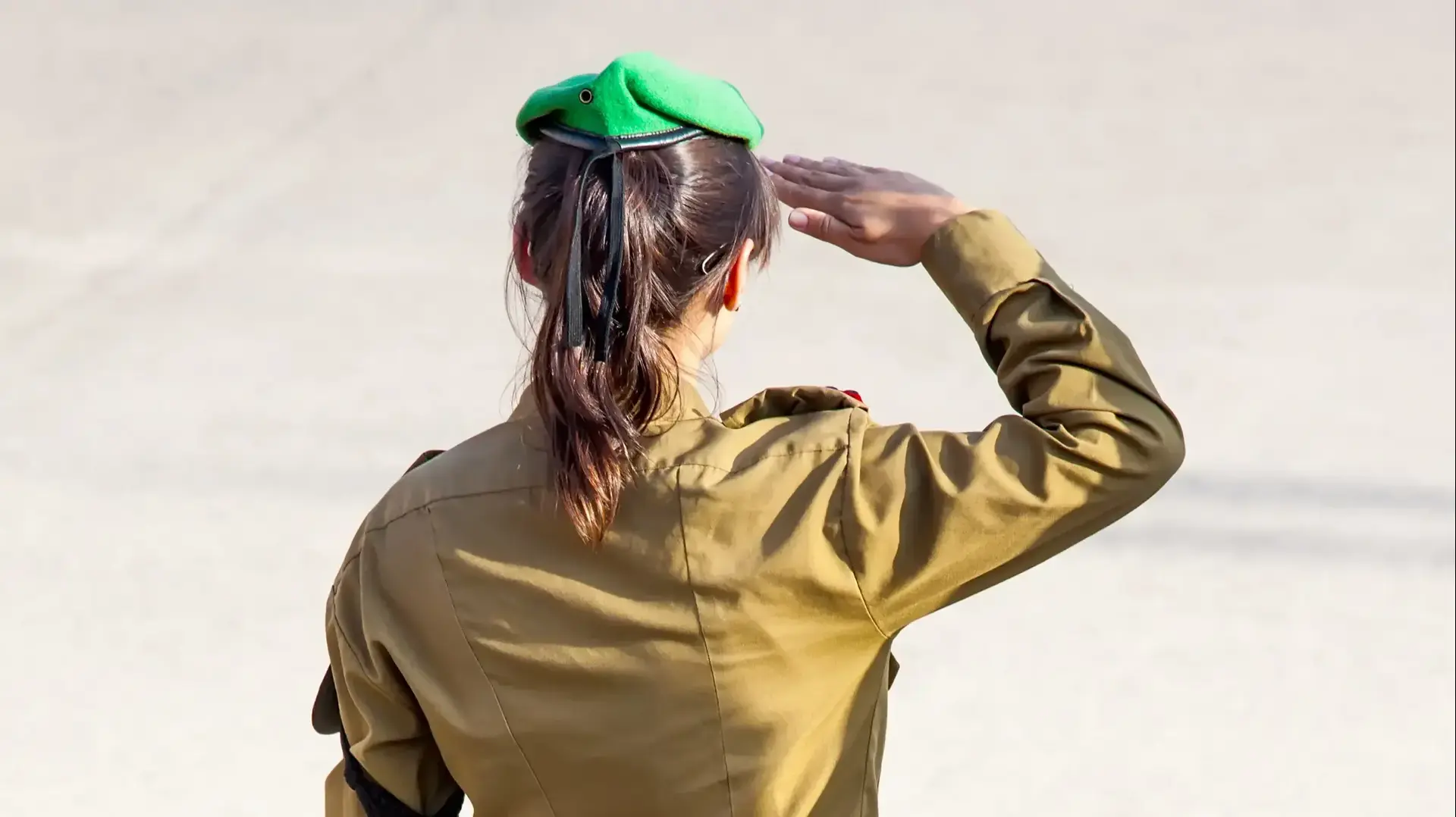 חיילת צה"ל מצדיעה