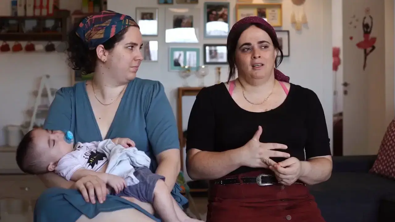 יעל והדר רכלין בקר, מתוך קמפיין ארגון 'בת קול'.